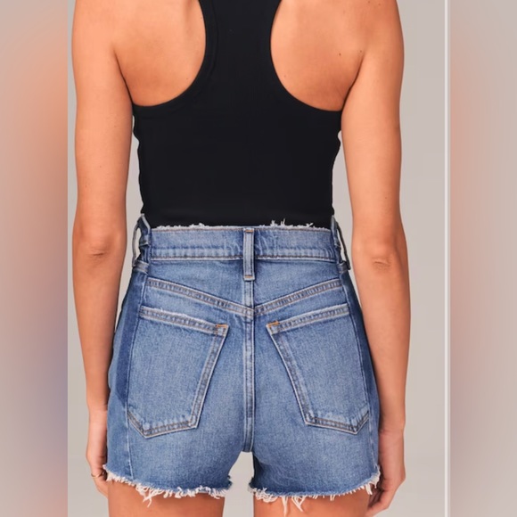 PLUS SIZE Abercrombie & Fitch Plus Size High Rise Mom Short (37) - Picture 3 of 3